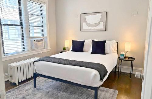 Boystown Apartment | Relaxing Lakeview Escape 2BR Apartment - Roscoe 35-2N