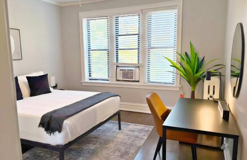 Boystown Apartment | Relaxing Lakeview Escape 2BR Apartment - Roscoe 35-2N