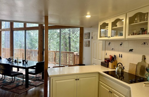 Blue Jay Cabin | Relaxing Mountain Retreat with lots of decks and EV charging +AC