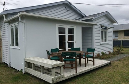 Waikanae House | Relaxing Olde Beach Holiday Bach