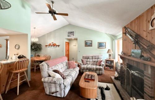 Lincoln Apartment | Relaxing on the River