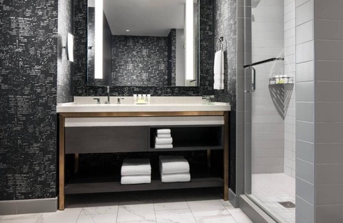 Downtown Houston Hotel | Relaxing Pet Friendly space in Downtown Houston!