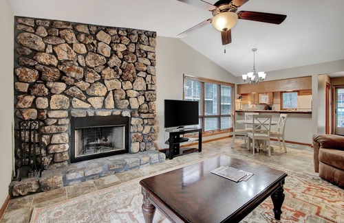 Mount Ida Condo | Relaxing Pines/12DPC Hosted by LOVR