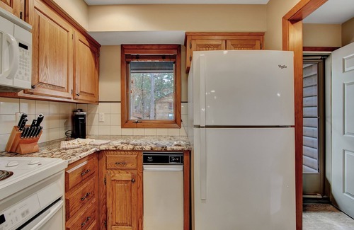 Mount Ida Condo | Relaxing Pines/12DPC Hosted by LOVR