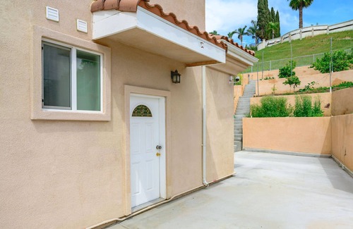 West Covina House | Relaxing Private Getaway With Bright Interiors