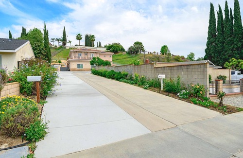 West Covina House | Relaxing Private Getaway With Bright Interiors