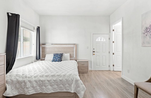 West Covina House | Relaxing Private Getaway With Bright Interiors