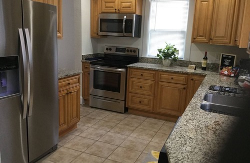 Racine House | Relaxing! Professionally Cleaned, Self Check In - Sleeps 12