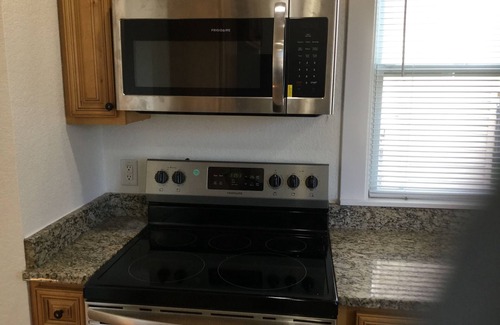 Racine House | Relaxing! Professionally Cleaned, Self Check In - Sleeps 12