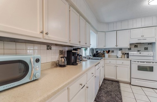 Long Beach House | RELAXING & QUIET! Walk to Beach, Large Patio, Big Fenced Yard, Pet Friendly