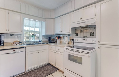 Long Beach House | RELAXING & QUIET! Walk to Beach, Large Patio, Big Fenced Yard, Pet Friendly