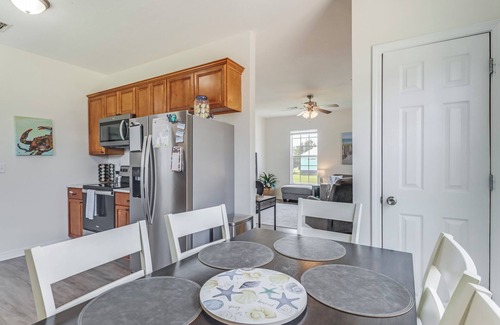 Long Beach House | RELAXING & QUIET! Walk to Beach, Fenced in Yard, Updated, Clean, Pet Friendly