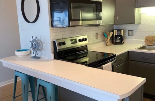 McCutcheon Field Condo | Relaxing Retreat -Ocean Front Condo