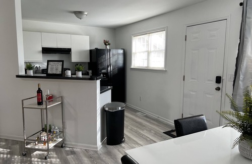Southeast Raleigh House | Relaxing Red Velvet 5 Minutes to Downtown Raleigh & NC STATE