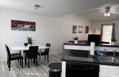 Southeast Raleigh House | Relaxing Red Velvet 5 Minutes to Downtown Raleigh & NC STATE