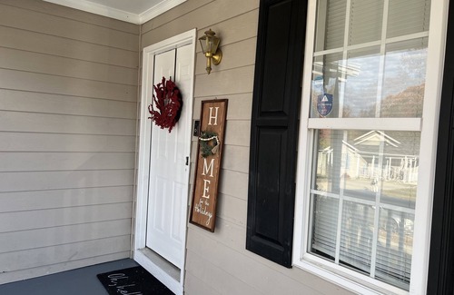 Southeast Raleigh House | Relaxing Red Velvet 5 Minutes to Downtown Raleigh & NC STATE