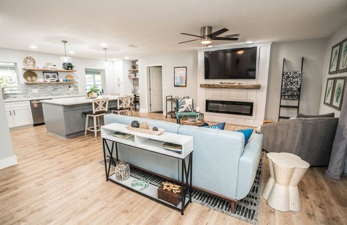 Apollo Beach House | Relaxing Retreat Apollo Beach l Waterfront I Pool l Spa l Dock I Firepit