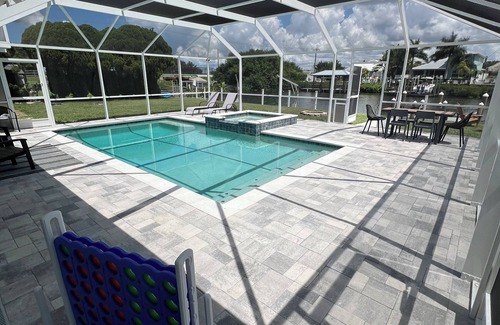 Apollo Beach House | Relaxing Retreat Apollo Beach l Waterfront I Pool l Spa l Dock I Firepit