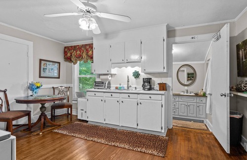 Greenville House | ✨ Relaxing Retreat 🏡 Easy 1 Mile Walk Downtown, Fenced in Yard!✨