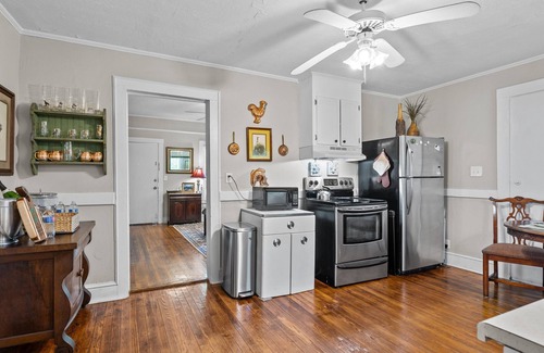 Greenville House | ✨ Relaxing Retreat 🏡 Easy 1 Mile Walk Downtown, Fenced in Yard!✨