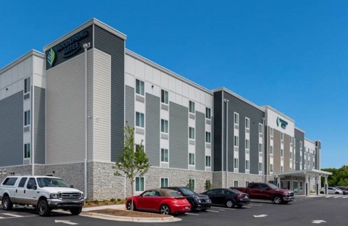 Dupont House | Relaxing Retreat: Unit with Full Kitchen, Dedicated Work Area | Free Parking