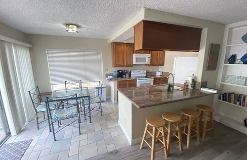 Balboa Island Condo | Relaxing retreat on quiet end of island, four house from North Bay Front