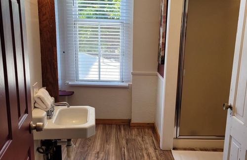 Roseburg House | Relaxing Riverfront 1875 Farquar Historic Home