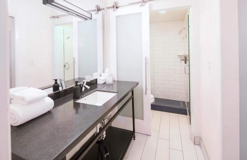 Venice Hotel | Relaxing Room in the Heart of Venice Beach | Balcony | Free Breakfast | Rooftop