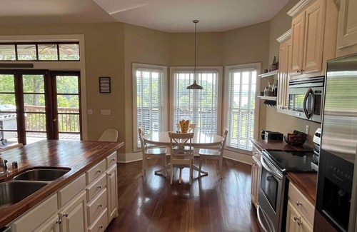 Eddyville House | Relaxing & spacious waterfront home on Barkley Lake with 5 Bedrooms and 4 Baths