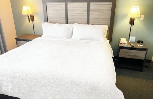 West Kissimmee Hotel | Relaxing Stay Near Orlando Attractions with Free Breakfast & Pool Access