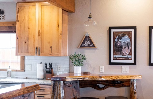Williams House | Relaxing Stoney Cottage- Air Conditioning and Gas Fire Pit.