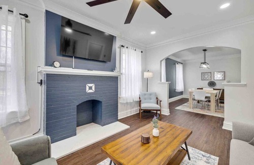 St. Louis Apartment | Relaxing & Sunny Apt. Great 4 long stays!