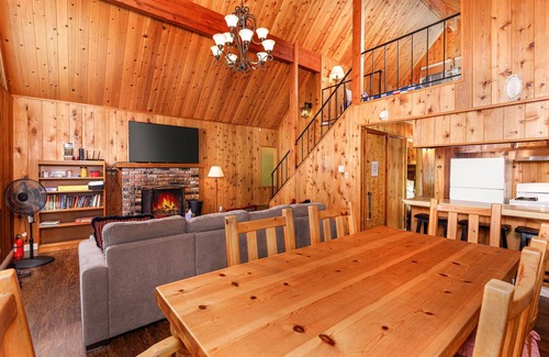 Lake Arrowhead Cabin | Relaxing Cozy Cabin- Lake Arrowhead
