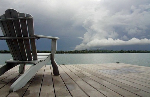 Ferriday House | Relaxing Waterfront Lakehouse with pier. Kid friendly. Natchez close by.
