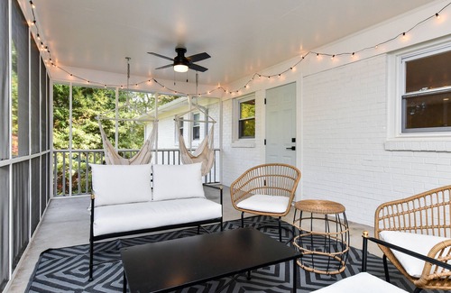 Greenville - Spartanburg House | Relaxing White House, Cozy Back Porch, 15 minutes to Downtown