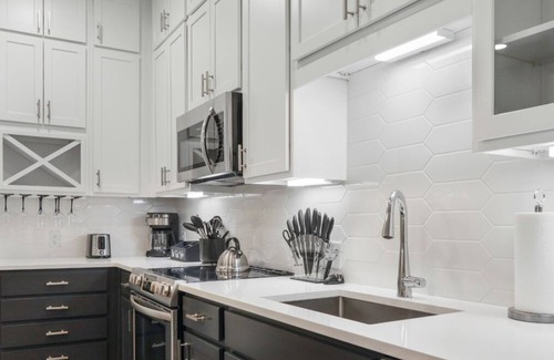 Fourth Ward Condo | Reluxme | 2BR Condo in Center City w/Spa Access