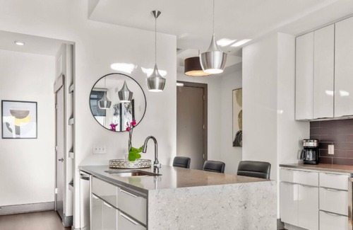 Second Ward Condo | Reluxme | City Center High-Rise King 2BR + Skyline