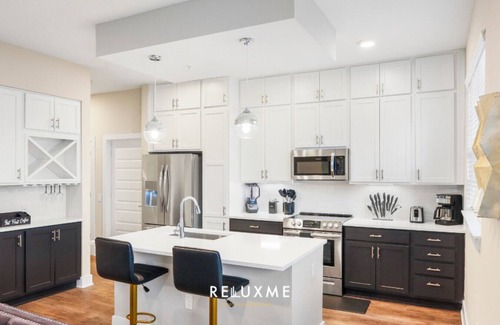 Fourth Ward Apartment | Reluxme|Uptown 2BR w/Hot Tub, Gym, Pools & Views