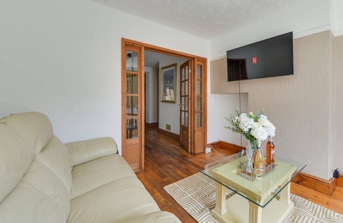 Middleton House | Remarkable 3-bed House in Middleton Manchester