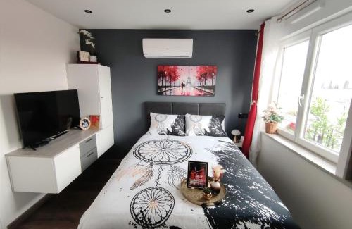 Le Kremlin-Bicetre Apartment | Remarkable air-con 1-Bed Apartment by Paris