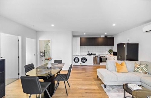 Kawarau Falls House | Remarkable Mountain Scene - A Modern Escape