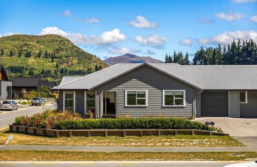 Lower Shotover House | Remarkable Mountain View - 4 Bedroom Home