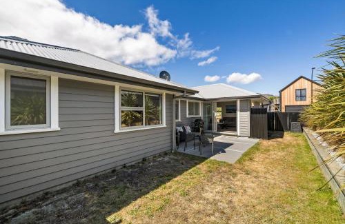 Lower Shotover House | Remarkable Mountain View - 4 Bedroom Home