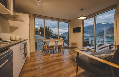 Frankton Apartment | Remarkable View Apartment