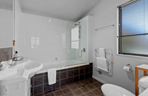 Frankton Apartment | Remarkable Views 3 bedroom - lake & mountain views