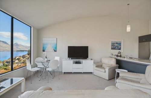 Frankton House | Remarkable Views - Queenstown Holiday Home
