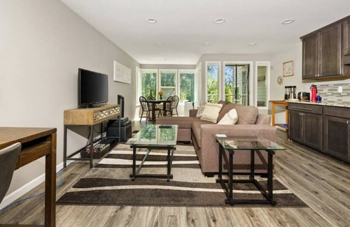 Silver Beach Condo | Remodeled 1 bed condo near Lake Whatcom & trails!