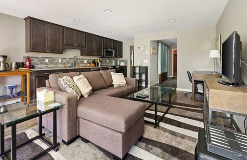 Silver Beach Condo | Remodeled 1 bed condo near Lake Whatcom & trails!