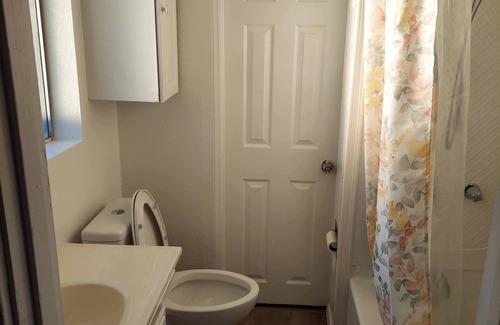 Lancaster House | Remodeled 2 Bedroom Private Home 1 Full bath/kitchen/living room w/BIG SMART TV