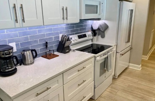 Palma Sola House | Remodeled 3/2 Pool Home in NW Bradenton - Just 5 miles to Anna Maria Island!
